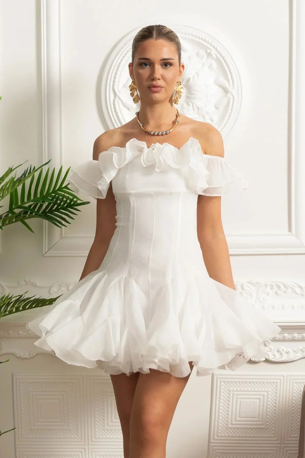 Vestido Ombro a Ombro – Mini Branco com Detalhe de Babados