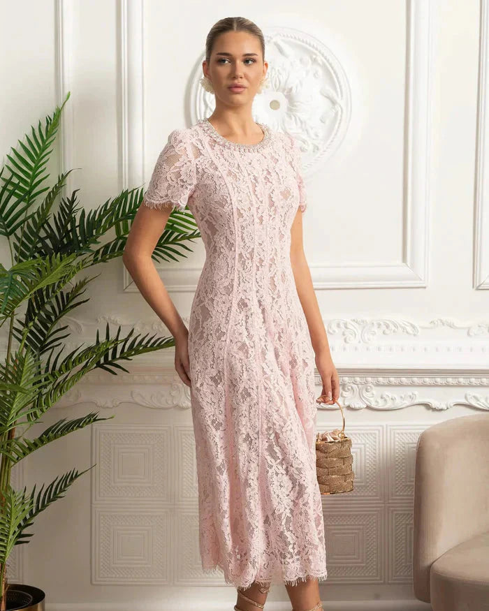 Vestido com Bordado Delicado – Decote Redondo, Manga Curta, Cintura Alta, Detalhes Vazados e Aplicações de Strass