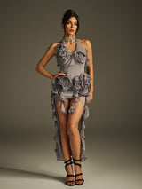 Vestido Midi Haeris Cinza com Halterneck e Tule Floral – Romance e Elegância Atemporal