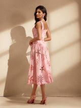 Vestido Midi Nawra Rosa Sem Mangas Bordado com Recortes – Leveza e Sofisticação para Dias Especiais