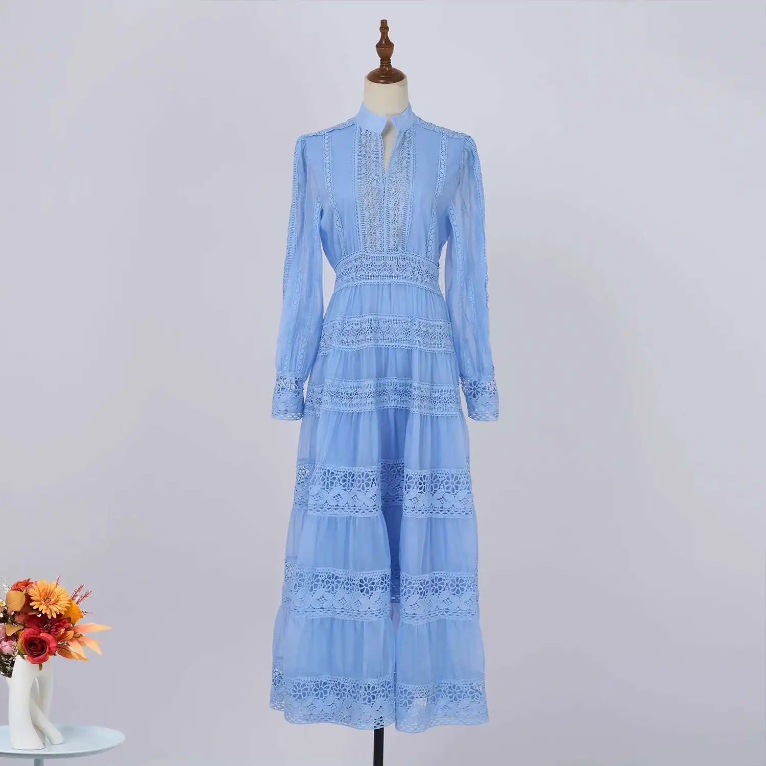 Vestido Longo com Bordado em Renda – Elegância Modesta