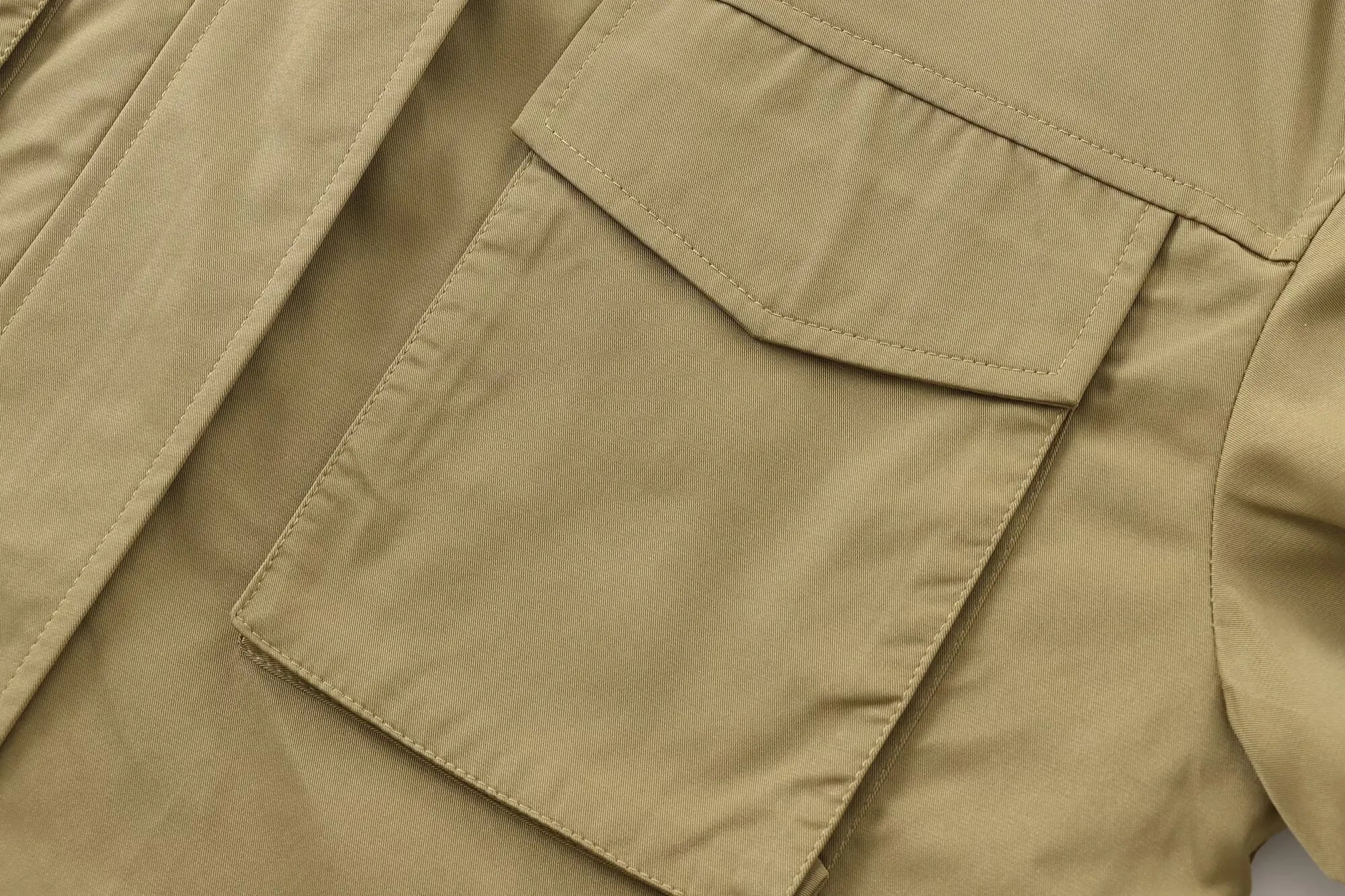 Conjunto Feminino Elegante com Casaco de Bolsos e Calça de Alfaiataria