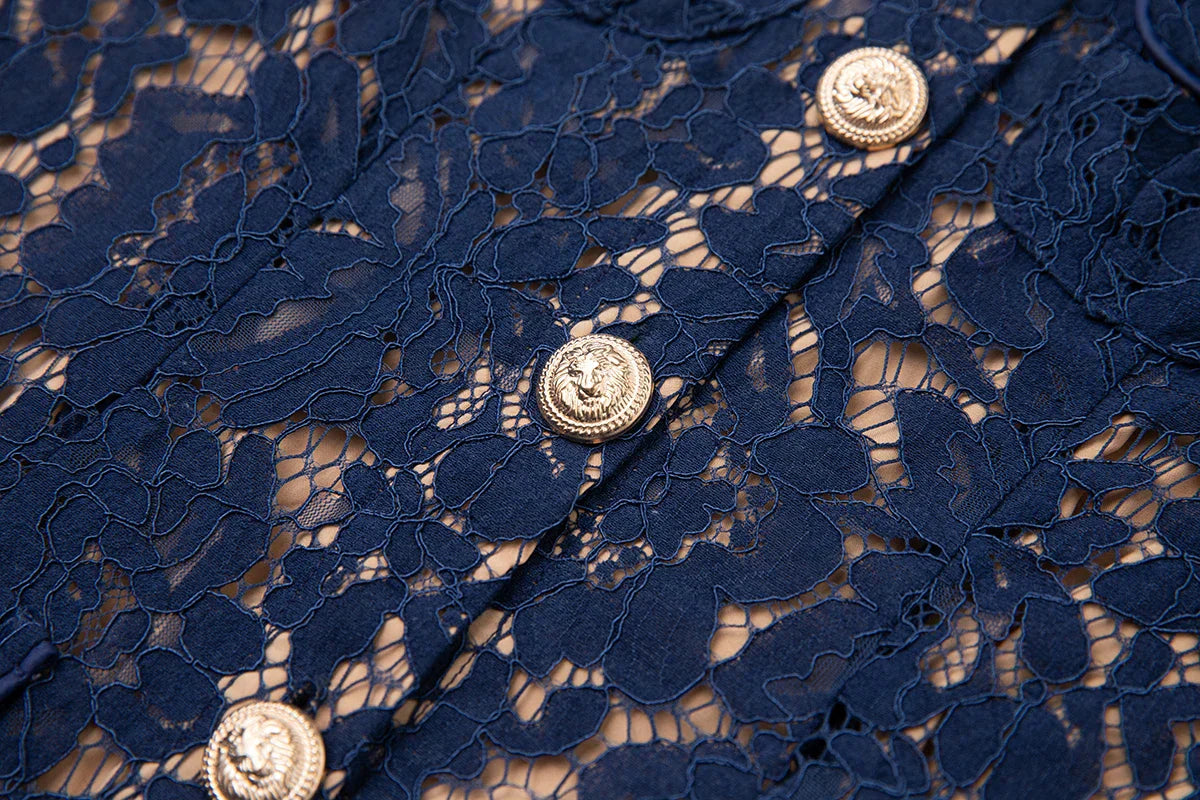 Vestido de Renda Luxo – Bordado Elegante, Botões Metalizados, Manga Curta