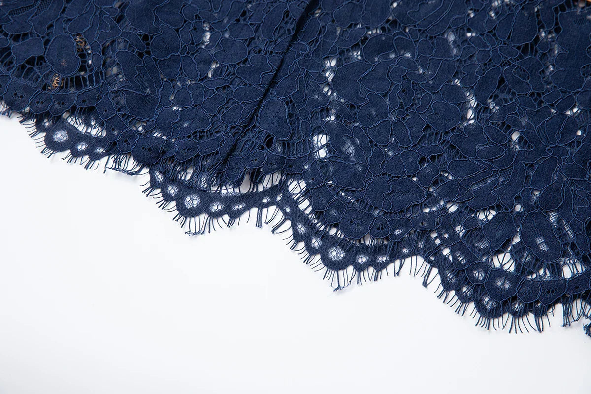 Vestido de Renda Luxo – Bordado Elegante, Botões Metalizados, Manga Curta