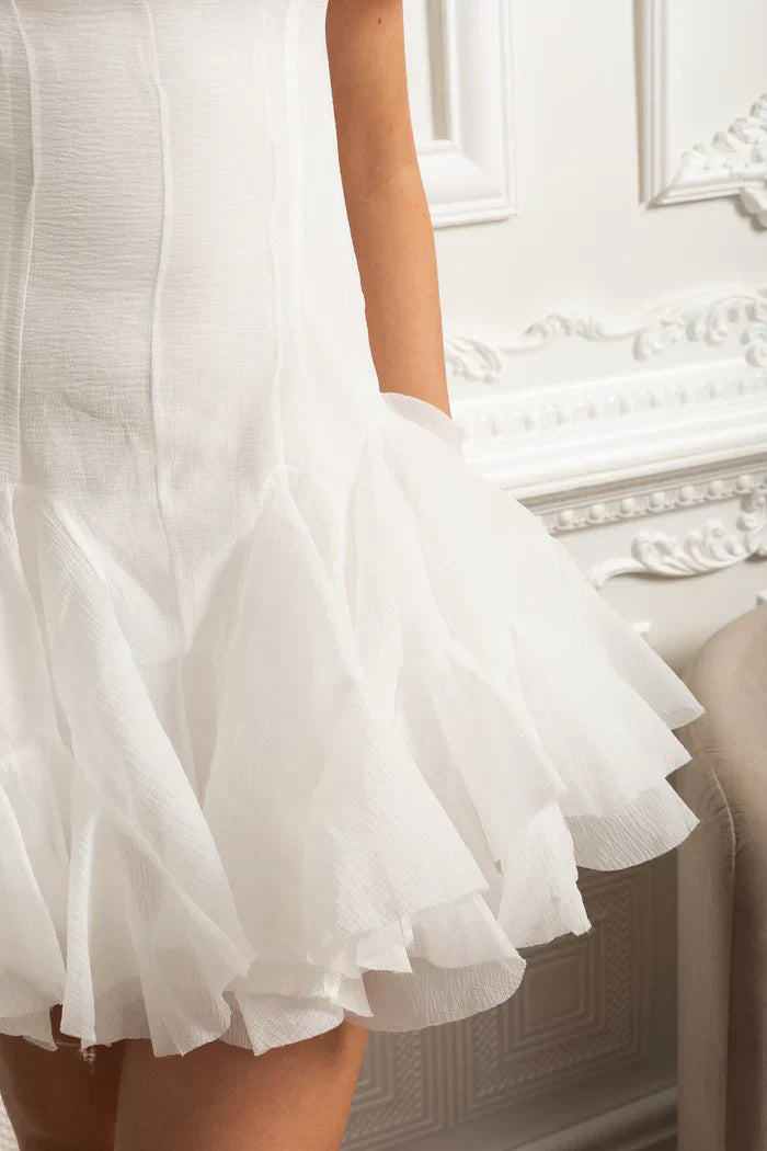 Vestido Ombro a Ombro – Mini Branco com Detalhe de Babados