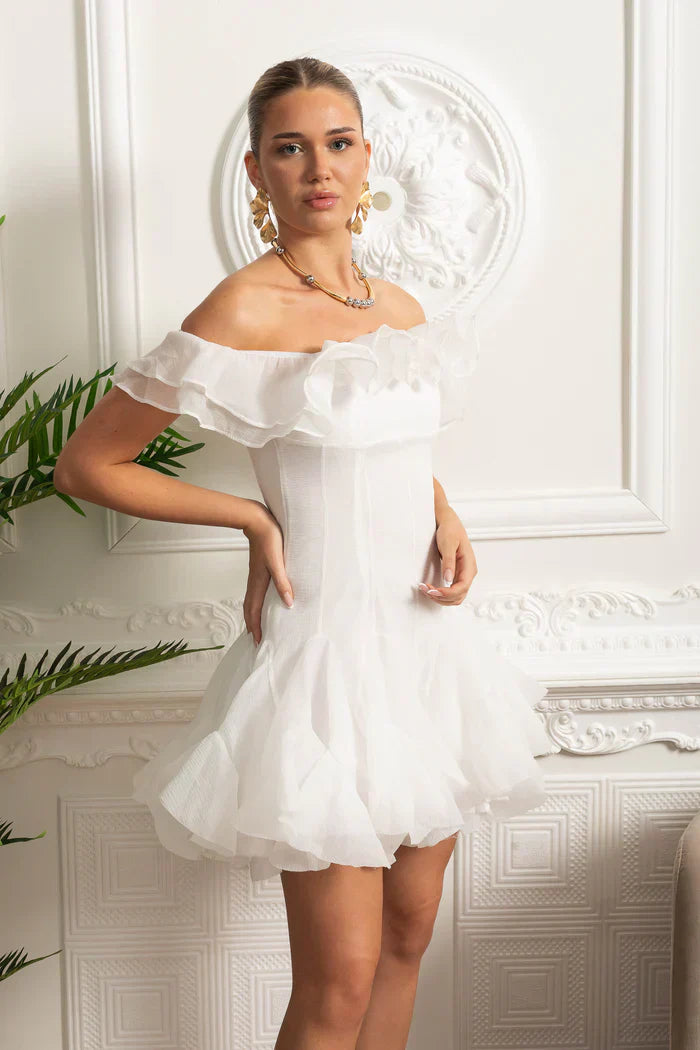 Vestido Ombro a Ombro – Mini Branco com Detalhe de Babados