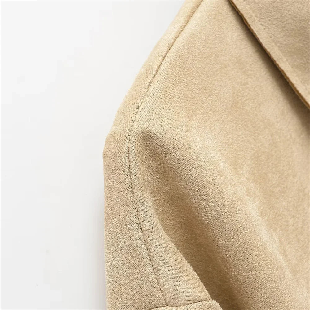 Casaco com Detalhes Vazados – Sofisticação Atemporal e Design Autoral