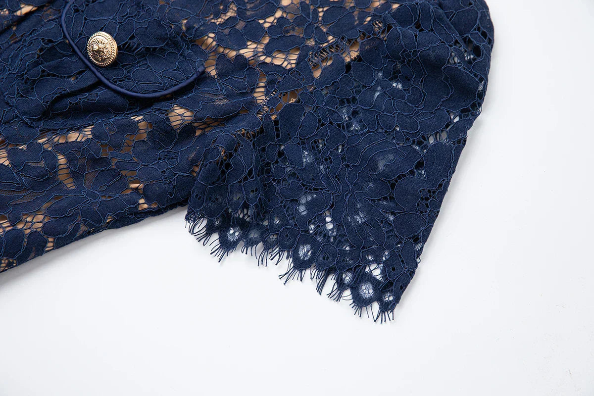 Vestido de Renda Luxo – Bordado Elegante, Botões Metalizados, Manga Curta