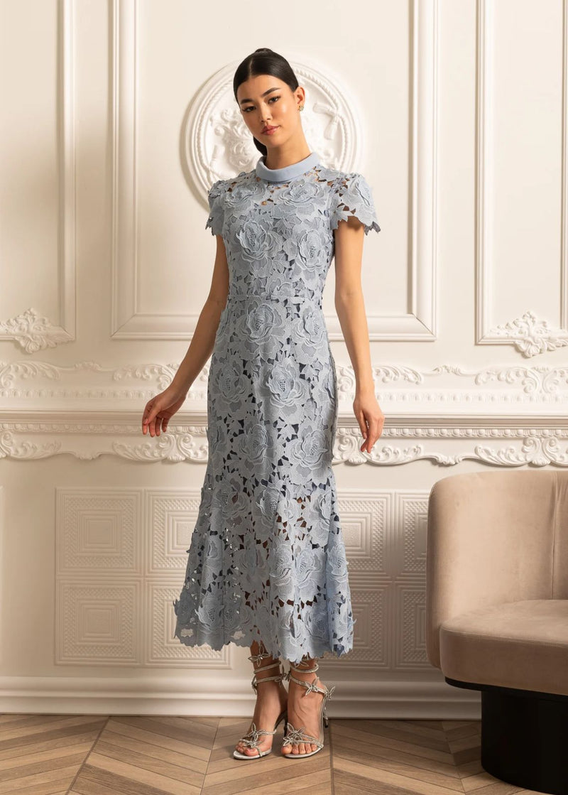 Vestido Renda Bordada  – Elegância Sofisticada