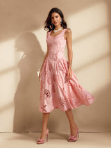 Vestido Midi Nawra Rosa Sem Mangas Bordado com Recortes – Leveza e Sofisticação para Dias Especiais