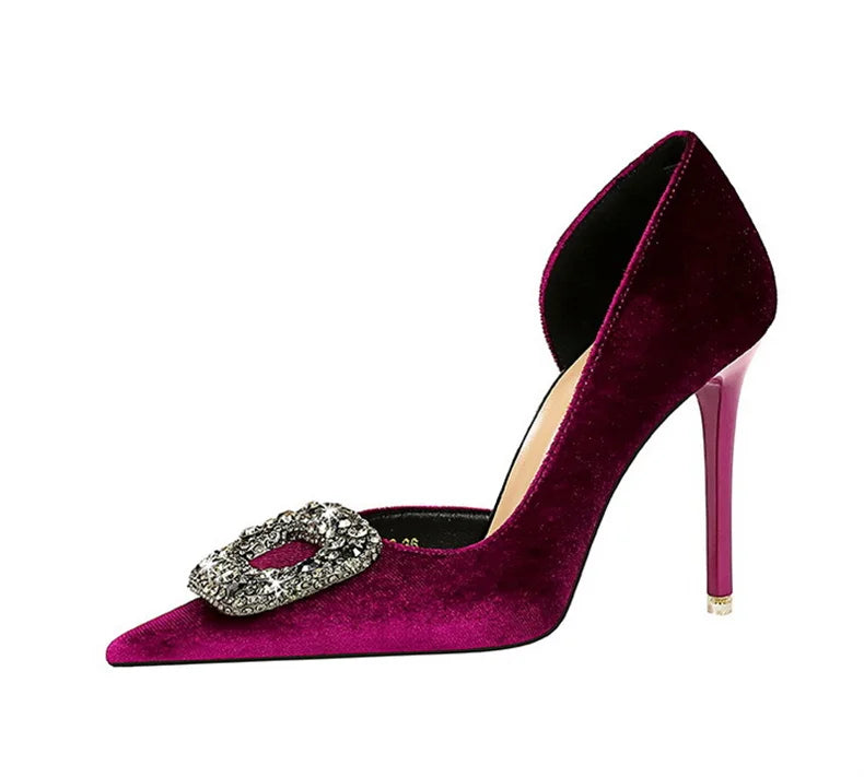 Scarpin Luxo – Salto Super Alto, Bico Fino, Detalhe Lateral Vazado, Fivela com Cristais em Veludo