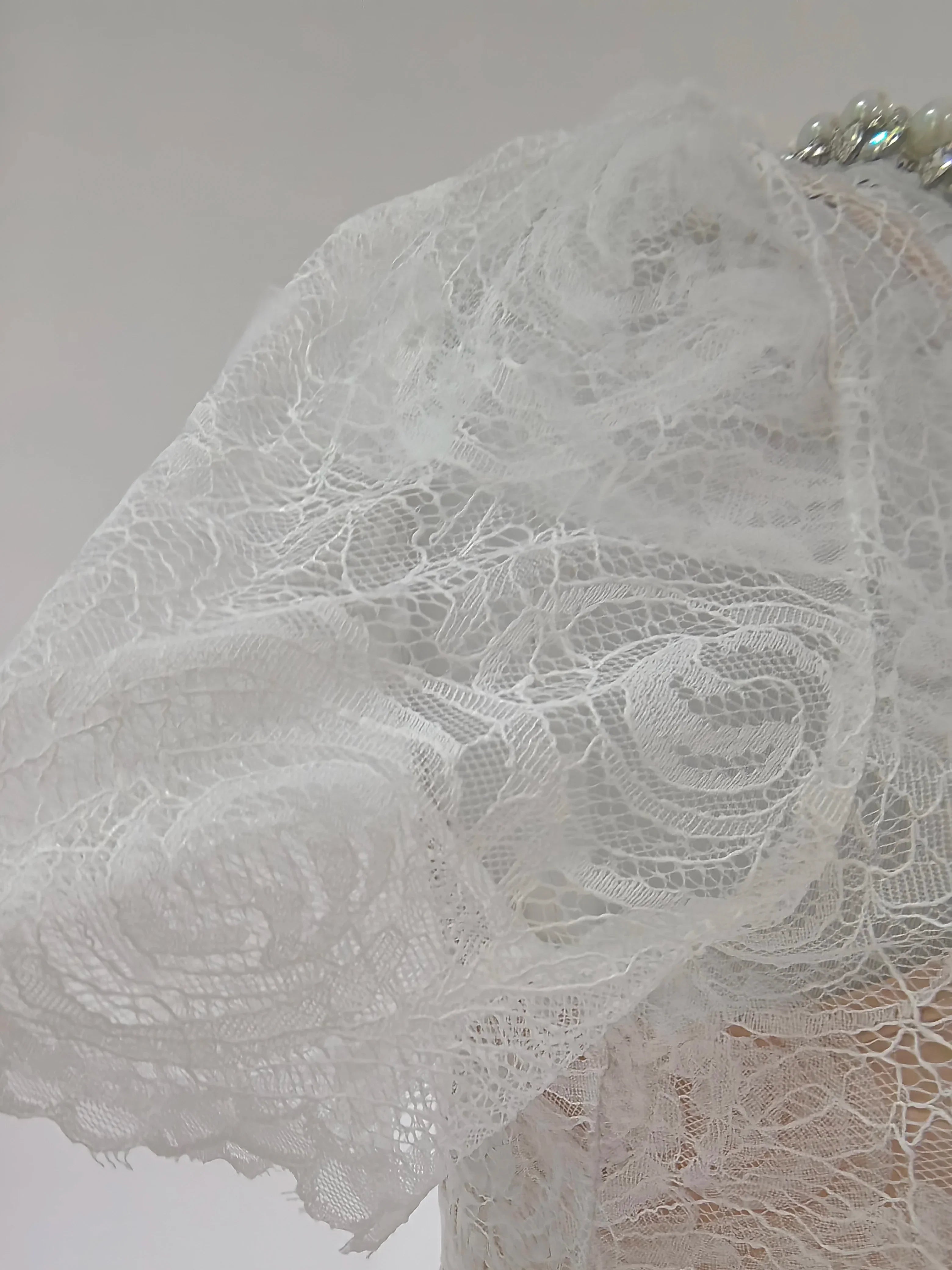 Vestido Longo – Luxo, Bordado em Renda, Detalhes com Diamantes e Cristais, Manga Curta Transparente, Modelo Midi