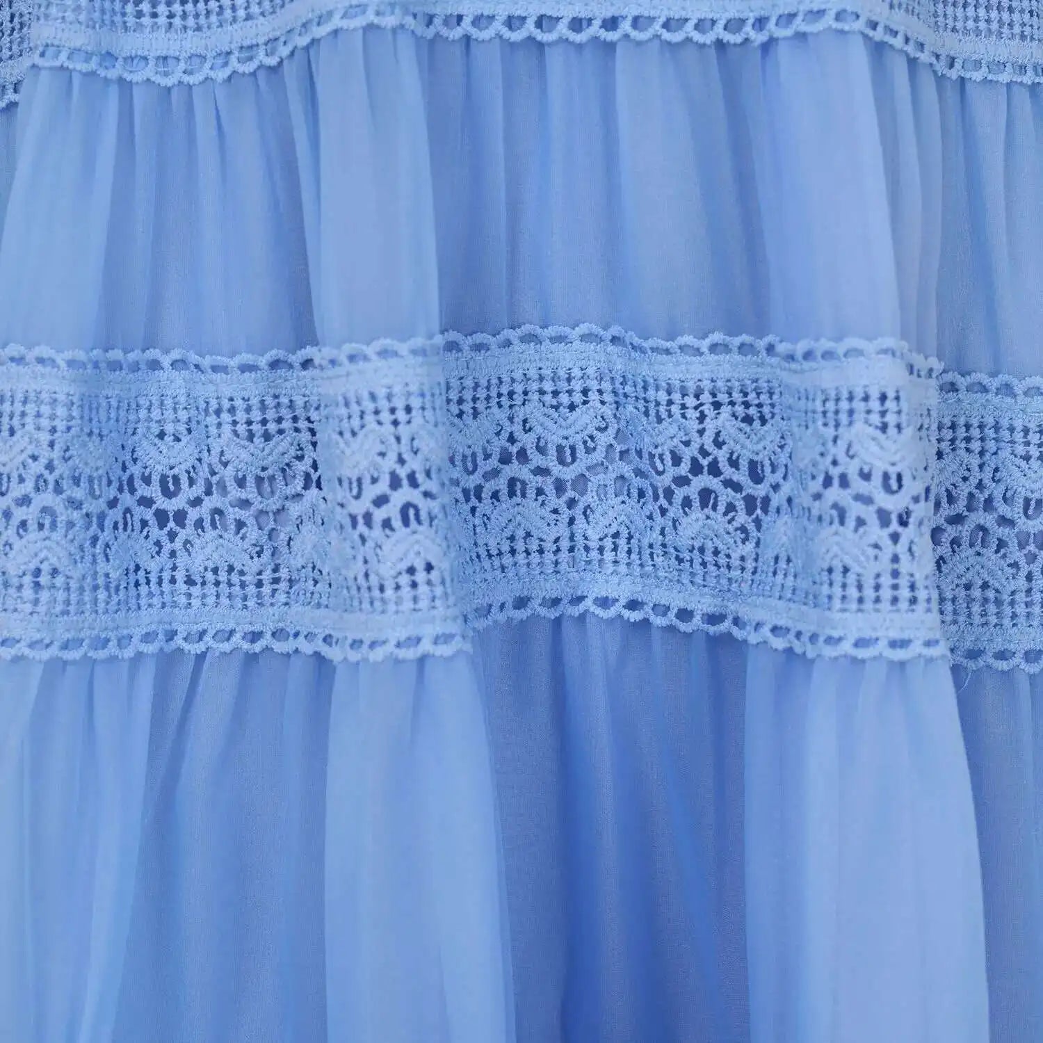 Vestido Longo com Bordado em Renda – Elegância Modesta