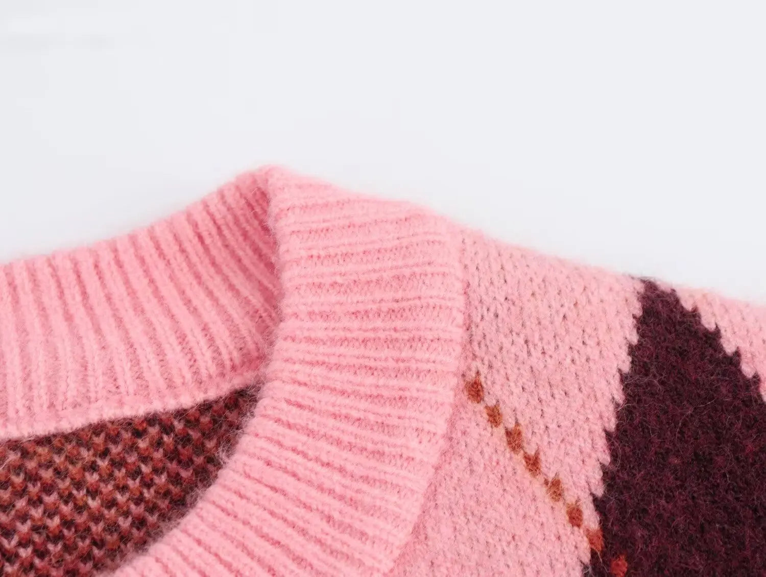 Cardigan Feminino em Tricô Jacquard – Estampa Argyle, Gola Redonda e Botões Frontais