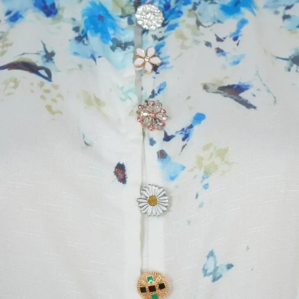 Vestido Azul Floral com Gola Alta e Cintura Império – Elegância Atemporal