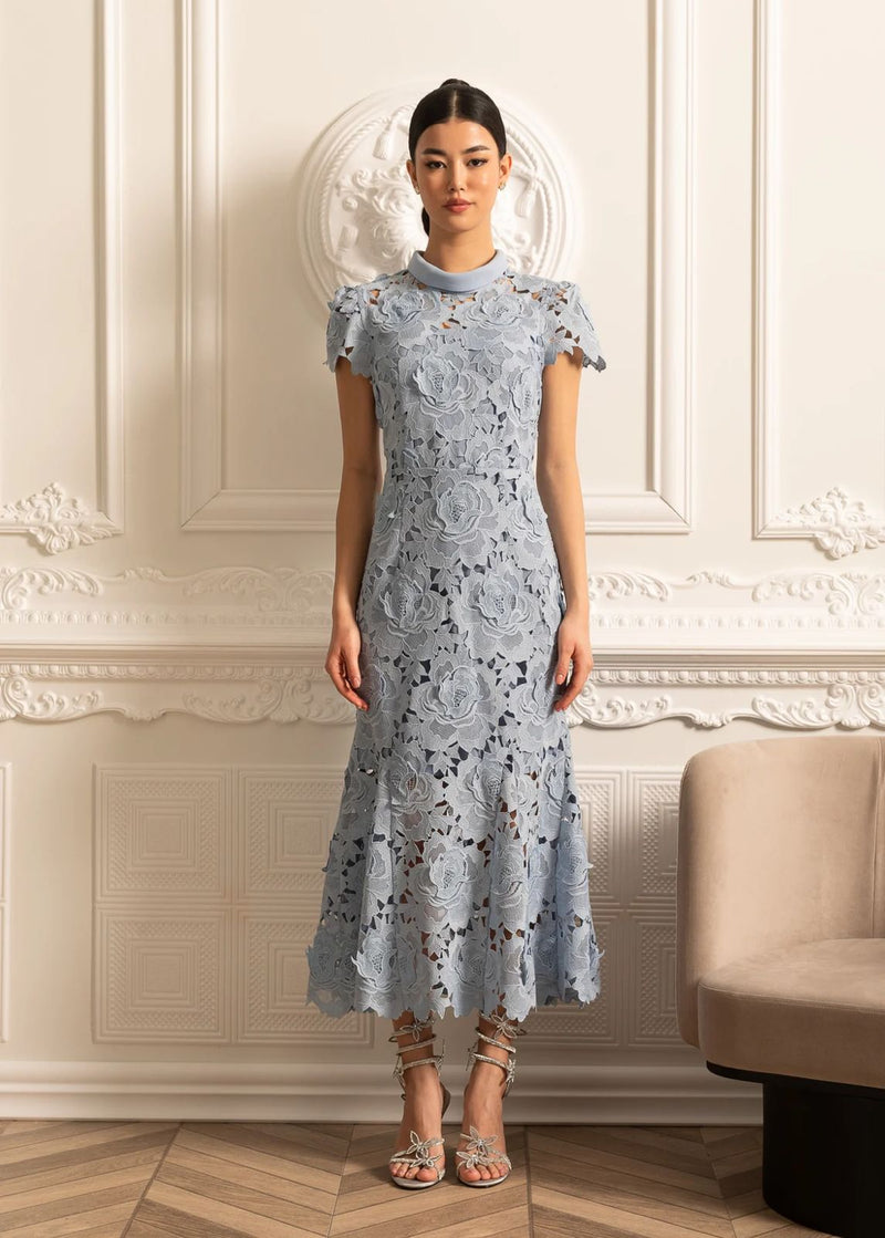 Vestido Renda Bordada  – Elegância Sofisticada