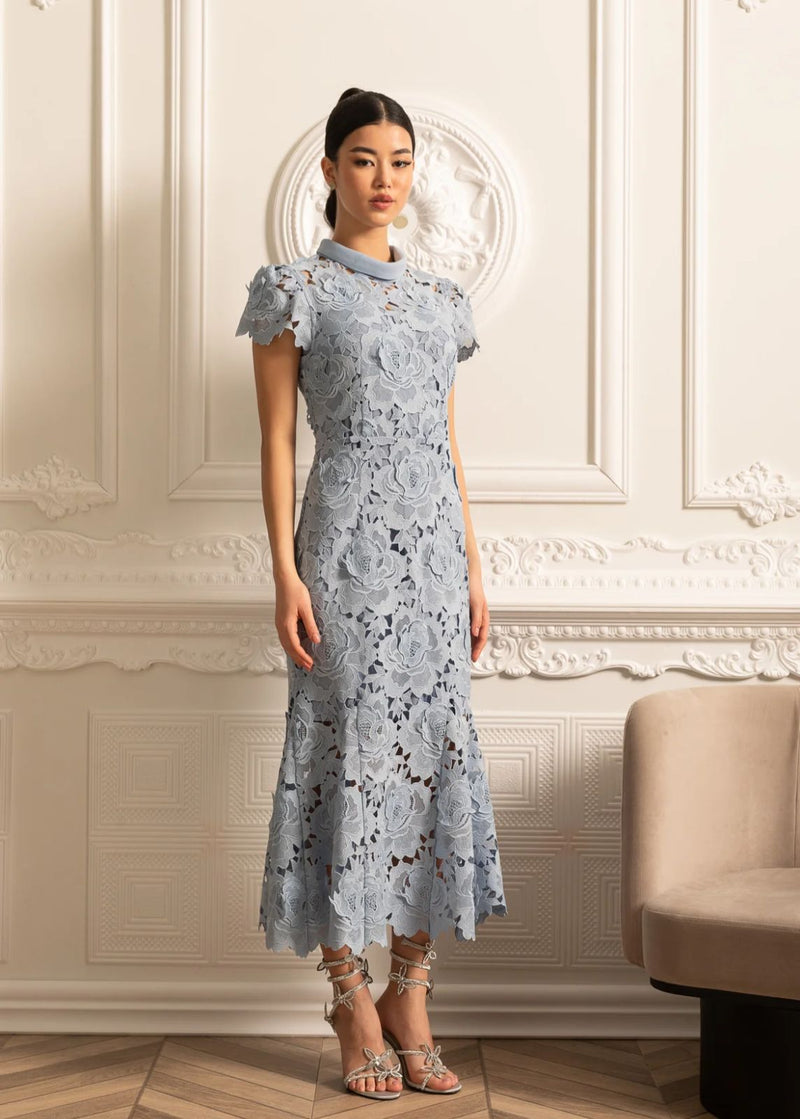 Vestido Renda Bordada  – Elegância Sofisticada